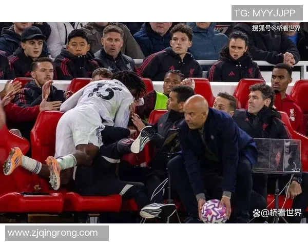 足球球星场上巧妙整蛊裁判引爆全场笑声观众热议不断 足球球星场上巧妙整蛊裁判引爆全场笑声观众热议不断